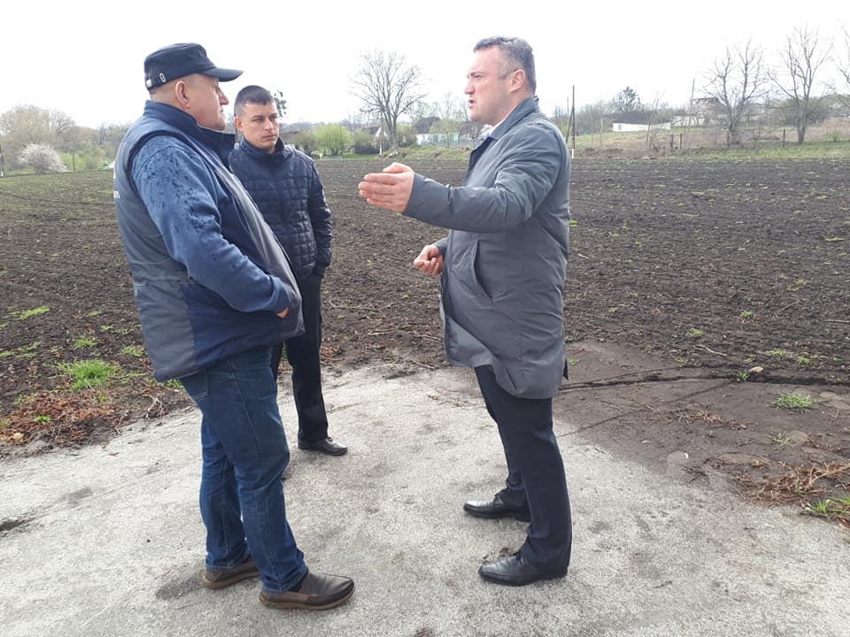 Будівництво спортивного майданчика у Пустоварівці. Фото Будівництво спортивного майданчика у Пустоварівці. Фото