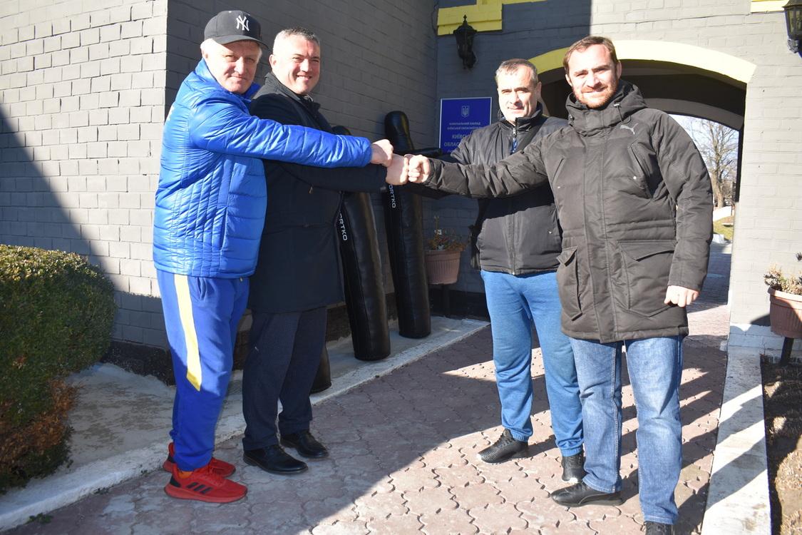 Управління молоді та спорту передало борцівський спортивний інвентар громадам Київщини. фото Управління молоді та спорту передало борцівський спортивний інвентар громадам Київщини. фото