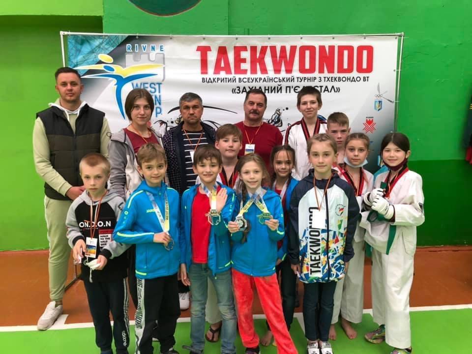 «Західний п'єдестал» з тхеквондо, Рівне. фото