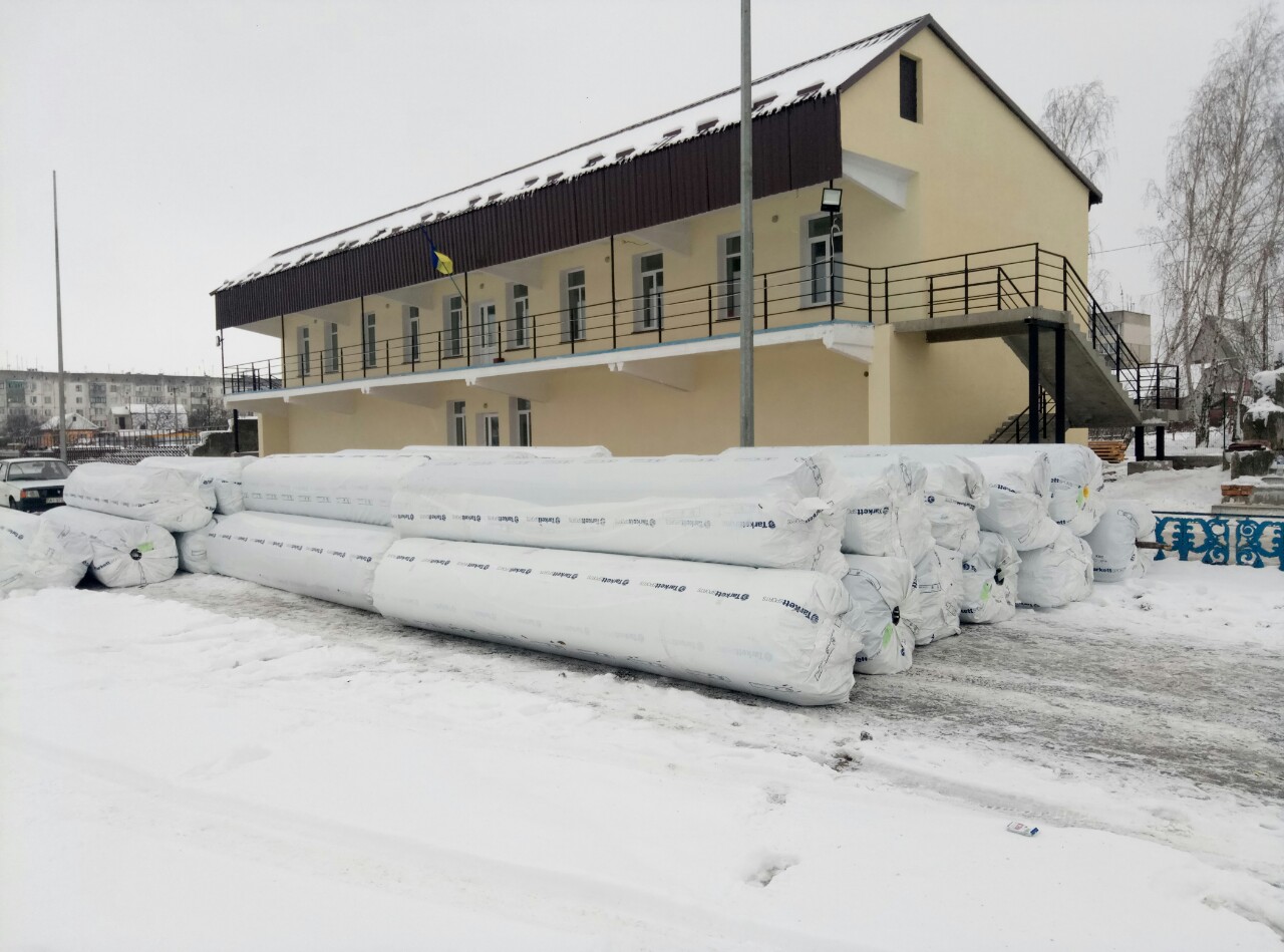 Передача штучного покриття для футбольного поля до Іванкова. Фото